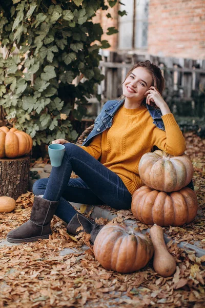 Beautiful Woman Autumn Garden Pumpkins — Stock Photo, Image