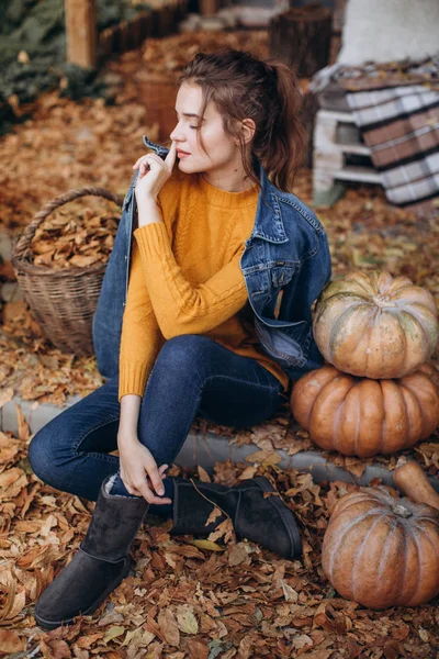 Piękna Kobieta Jesiennym Ogrodzie Dyni — Zdjęcie stockowe