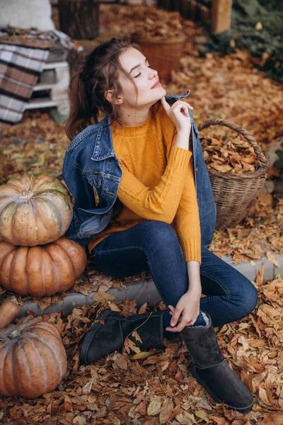 Beautiful Woman Autumn Garden Pumpkins — Stock Photo, Image
