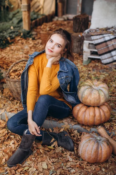 Hermosa Mujer Jardín Otoño Con Calabazas — Foto de Stock