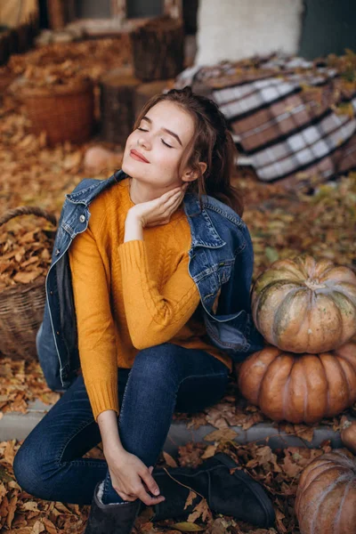Wanita Cantik Autumn Garden Dengan Labu — Stok Foto