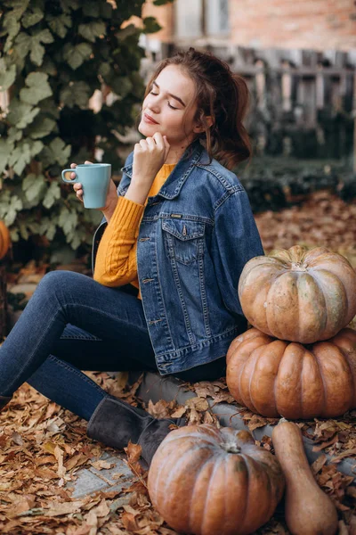 Beautiful Woman Autumn Garden Pumpkins — Stock Photo, Image