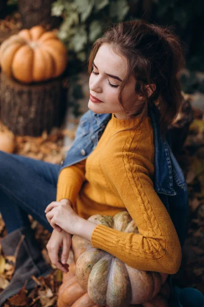 Hermosa Mujer Jardín Otoño Con Calabazas — Foto de Stock