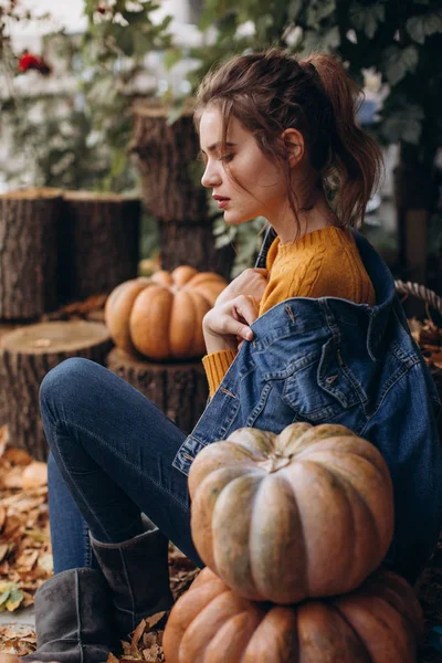 Wanita Cantik Autumn Garden Dengan Labu — Stok Foto