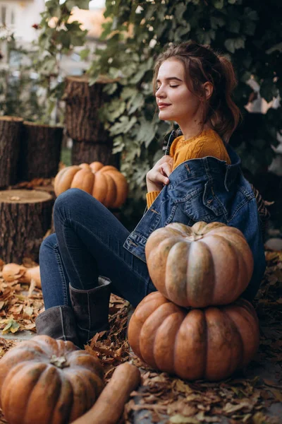 Hermosa Mujer Jardín Otoño Con Calabazas — Foto de Stock