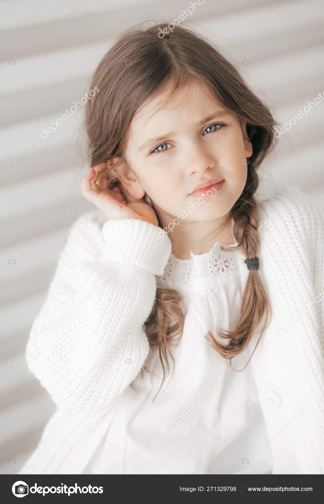 Menina Bonito Roupas Brancas Conceito Infância Feliz fotos, imagens de ©  Forewer #271329798