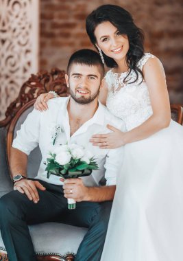 Güzel Genç Gelin ve Damat Odada Poz