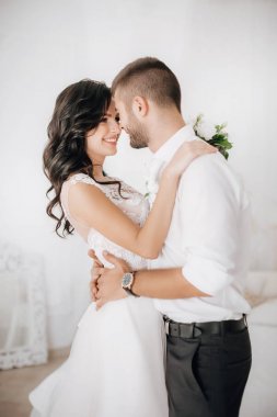 Güzel Genç Gelin ve Damat Odada Poz