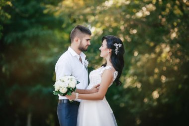 Güzel Genç Gelin ve Damat Poz