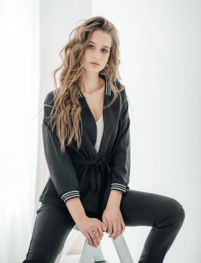 Güzel kadın moda giysileri poz