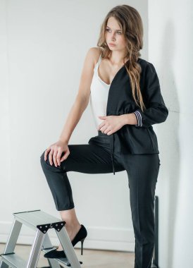 Güzel kadın moda giysileri poz