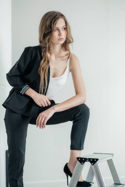 Güzel kadın moda giysileri poz