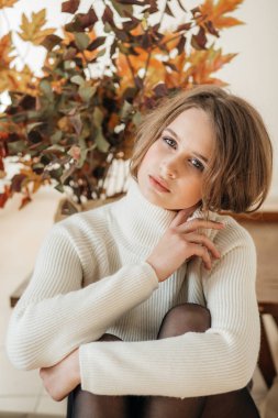 Beyaz kazak la Poz Veren Güzel Kadın