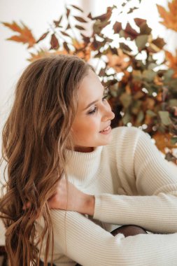 Beyaz kazak la Poz Veren Güzel Kadın