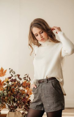 Beyaz kazak la Poz Veren Güzel Kadın