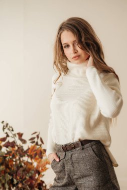 Beyaz kazak la Poz Veren Güzel Kadın