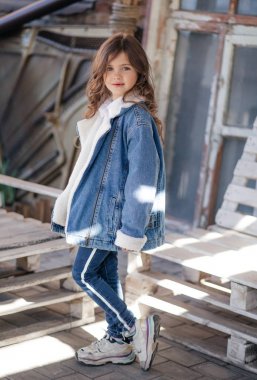 Jeans ceketli Sevimli Küçük Kız, Mutlu Çocukluk Konsepti