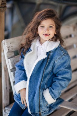 Jeans ceketli Sevimli Küçük Kız, Mutlu Çocukluk Konsepti