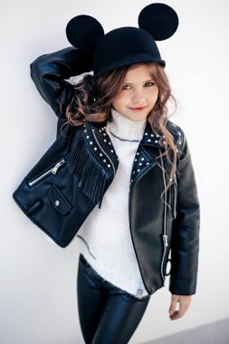 Deri ceketli Sevimli Küçük Kız, Mutlu Çocukluk Konsepti
