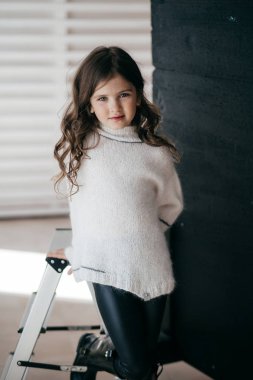 Beyaz kazak sevimli küçük kız, Mutlu Çocukluk Kavramı