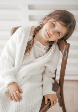 Beyaz elbiseli Sevimli Küçük Kız, Mutlu Çocukluk Konsepti