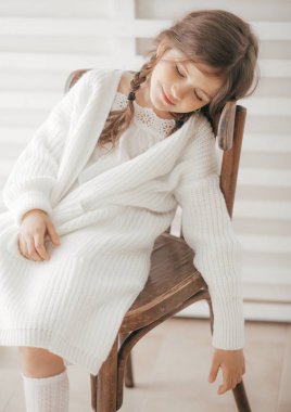 Beyaz elbiseli Sevimli Küçük Kız, Mutlu Çocukluk Konsepti