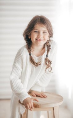 Beyaz elbiseli Sevimli Küçük Kız, Mutlu Çocukluk Konsepti