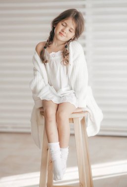 Beyaz elbiseli Sevimli Küçük Kız, Mutlu Çocukluk Konsepti