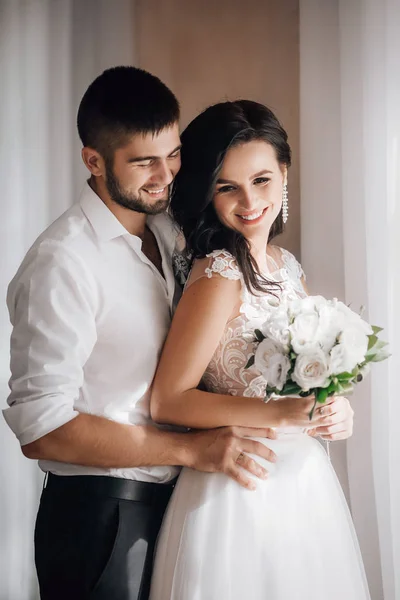 Belle Jeune Mariée Marié Posant Dans Chambre — Photo