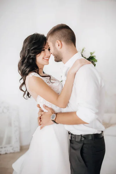 Belle Jeune Mariée Marié Posant Dans Chambre — Photo