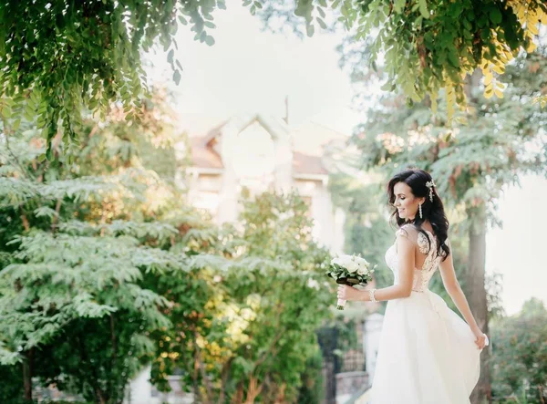 Schöne Junge Braut Weißen Brautkleid Posiert Park — Stockfoto
