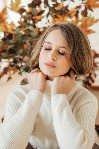 Beautiful Woman Posing White Sweater — Stock Photo, Image