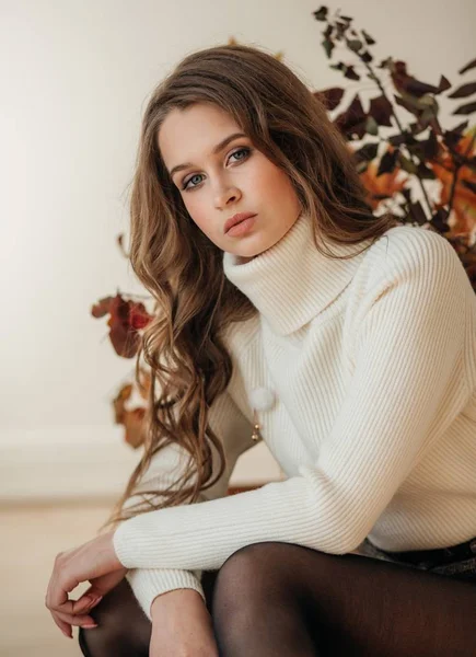 Schöne Frau Posiert Weißem Pullover — Stockfoto