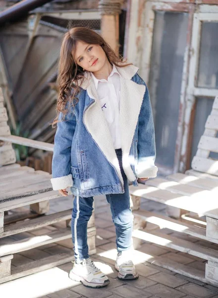 Ragazzina Carina Giacca Jeans Happy Childhood Concept — Foto Stock