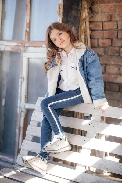 Menina Bonito Jaqueta Jeans Conceito Infância Feliz — Fotografia de Stock