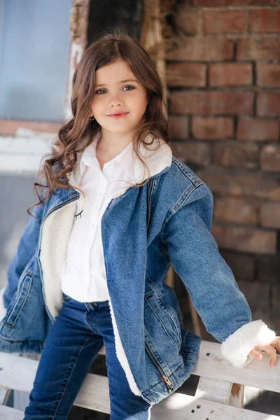 Menina Bonito Jaqueta Jeans Conceito Infância Feliz — Fotografia de Stock