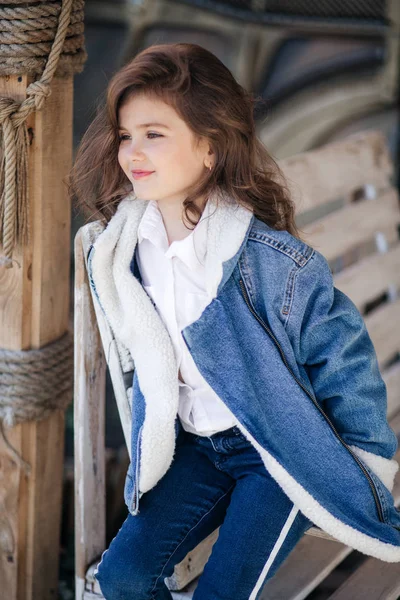 Ragazzina Carina Giacca Jeans Happy Childhood Concept — Foto Stock