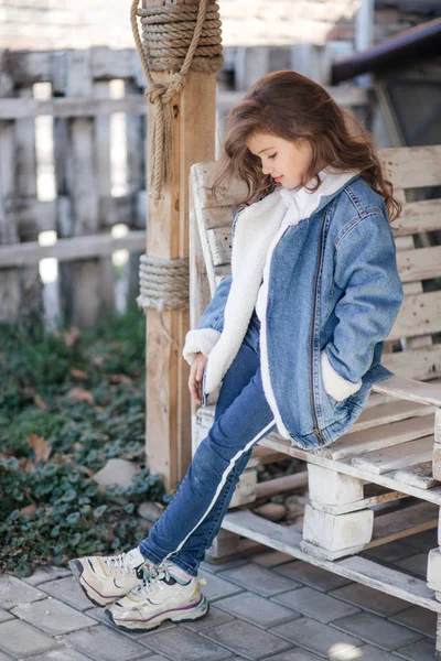 Ragazzina Carina Giacca Jeans Happy Childhood Concept — Foto Stock