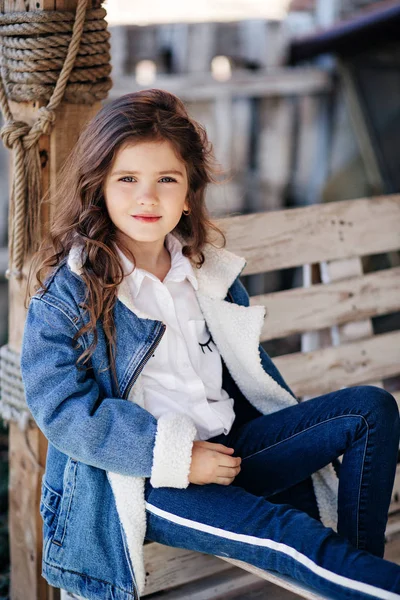 Schattig Klein Meisje Jeans Jasje Happy Childhood Concept — Stockfoto