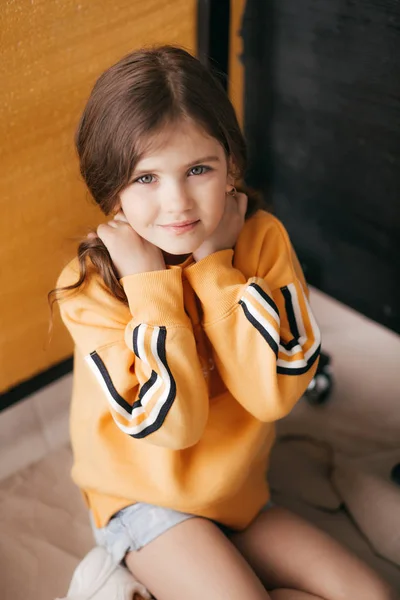 Söt Liten Flicka Modekläder Happy Childhood Concept — Stockfoto