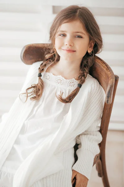 可爱的小女孩在白色的衣服 快乐的童年概念 — 图库照片