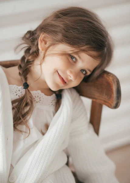 Menina Bonito Roupas Brancas Conceito Infância Feliz — Fotografia de Stock