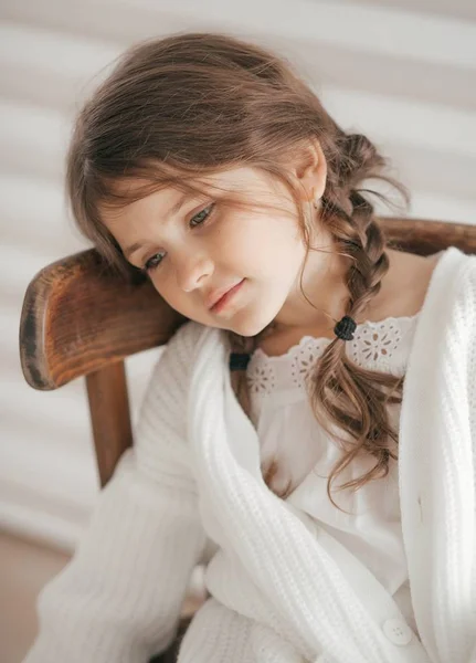 Симпатичная Девчонка Белых Одеждах Счастливое Детство — стоковое фото