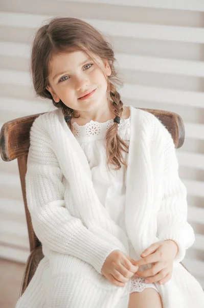 Petite Fille Mignonne Vêtements Blancs Concept Enfance Heureuse — Photo