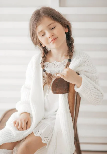 Niedliches Kleines Mädchen Weißen Kleidern Glückliche Kindheit Konzept — Stockfoto
