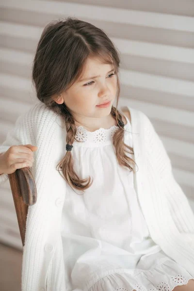Niedliches Kleines Mädchen Weißen Kleidern Glückliche Kindheit Konzept — Stockfoto