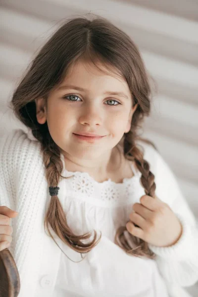 Petite Fille Mignonne Vêtements Blancs Concept Enfance Heureuse — Photo