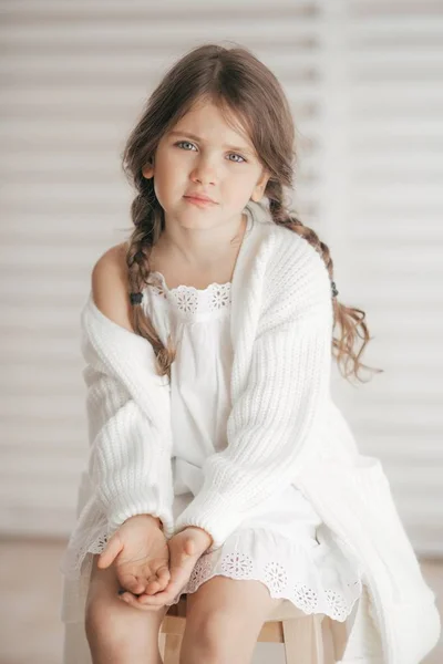 Menina Bonito Roupas Brancas Conceito Infância Feliz — Fotografia de Stock