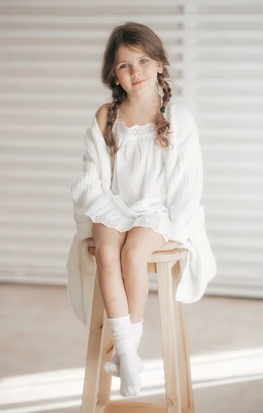 Beyaz Elbiseli Sevimli Küçük Kız Mutlu Çocukluk Konsepti — Stok fotoğraf