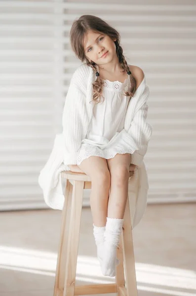 Симпатичная Девчонка Белых Одеждах Счастливое Детство — стоковое фото